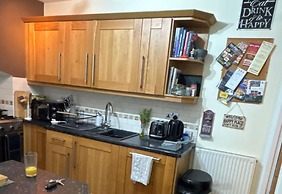 Apartment Sleeps 4 With Parking & Garden