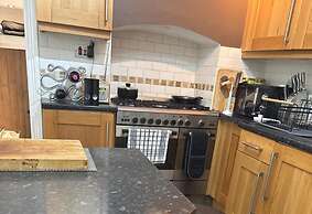 Apartment Sleeps 4 With Parking & Garden