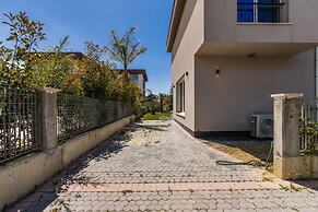 Garden Breeze Stay Villa 1 - Gala Residence