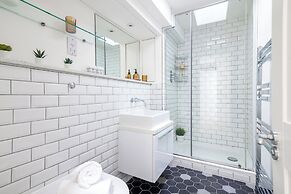 Stylish Soho 1BR Central