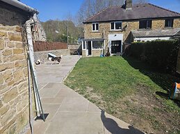 Tranquil Hope Valley Retreat With 3 Bedrooms