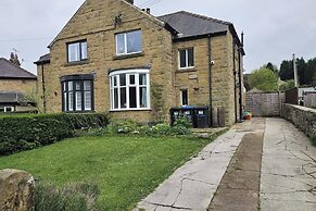 Tranquil Hope Valley Retreat With 3 Bedrooms