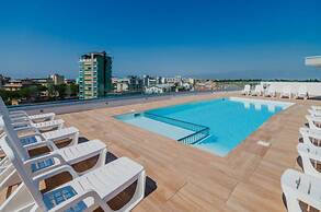 Prime Location Flat With Rooftop Pool