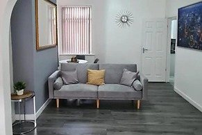 Salford - House - Sleeps 4 - Parking