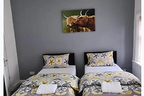 Salford - House - Sleeps 4 - Parking