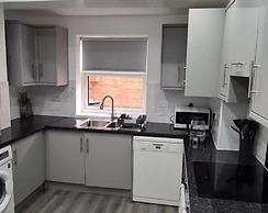 Salford - House - Sleeps 4 - Parking