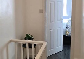 Salford - House - Sleeps 4 - Parking