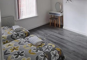 Salford - House - Sleeps 4 - Parking