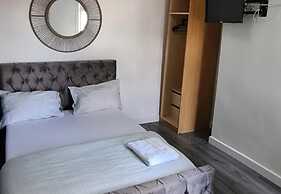 Salford - House - Sleeps 4 - Parking