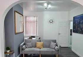 Salford - House - Sleeps 4 - Parking