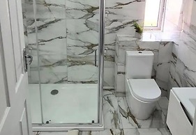 Salford - House - Sleeps 4 - Parking