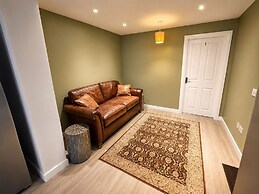 House Sleeps 12 With Wifi