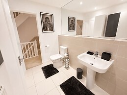 House Sleeps 12 With Wifi