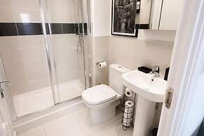 House Sleeps 12 With Wifi