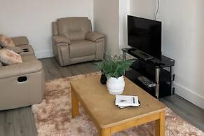House Sleeps 6 With Parking