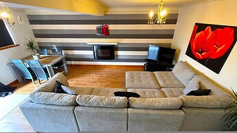 Spacious 4BR Edinburgh Home Free Parking