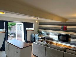 Spacious 4BR Edinburgh Home Free Parking