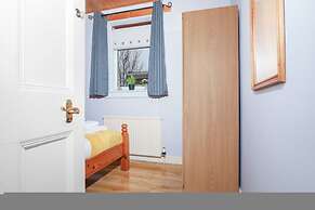 Spacious 4BR Edinburgh Home Free Parking