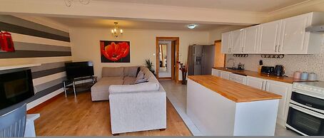 Spacious 4BR Edinburgh Home Free Parking