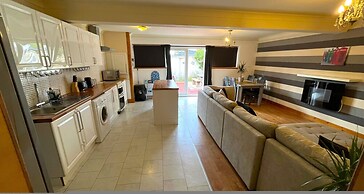 Spacious 4BR Edinburgh Home Free Parking