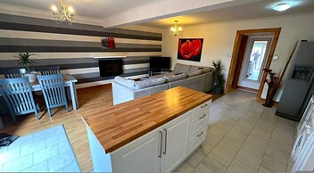 Spacious 4BR Edinburgh Home Free Parking