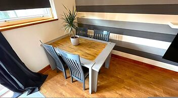 Spacious 4BR Edinburgh Home Free Parking