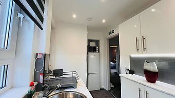 Modern Entire Apartment- Self Checkin Free Parking