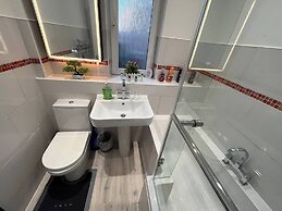 Modern Entire Apartment- Self Checkin Free Parking