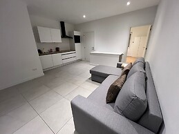 Central 1BR With 1LR Apt Great Location