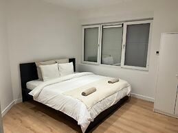 Central 1BR With 1LR Apt Great Location