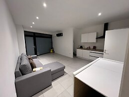 Central 1BR With 1LR Apt Great Location