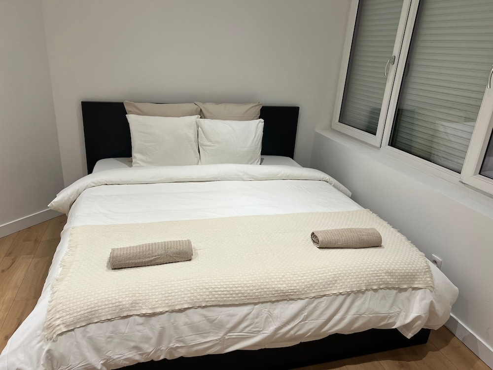 Central 1BR With 1LR Apt Great Location