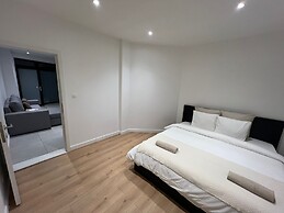 Central 1BR With 1LR Apt Great Location