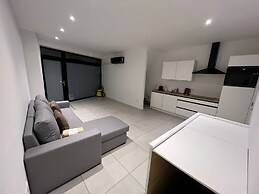 Central 1BR With 1LR Apt Great Location