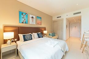 Elegant Palm Studio with Sea View & Pool