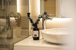 Elegant Palm Studio with Sea View & Pool