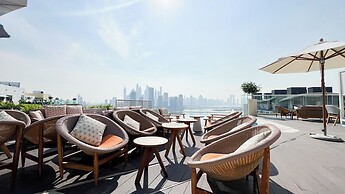 Elegant Palm Studio with Sea View & Pool