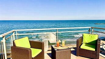 Beachfront Penthouse, 360 Large Private Terrace