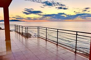 Beachfront Penthouse, 360 Large Private Terrace