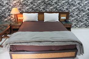 Royal Palace Hotel Surat Velanja