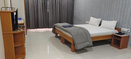 Royal Palace Hotel Surat Velanja