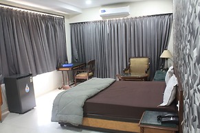 Royal Palace Hotel Surat Velanja
