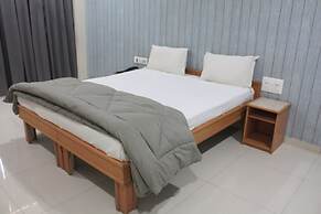 Royal Palace Hotel Surat Velanja