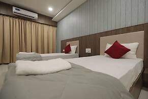Royal Palace Hotel Surat Velanja