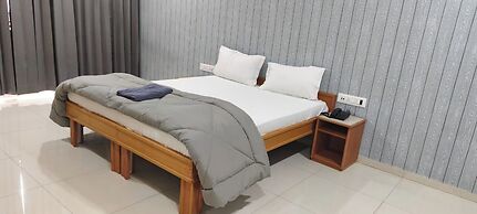 Royal Palace Hotel Surat Velanja