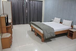 Royal Palace Hotel Surat Velanja