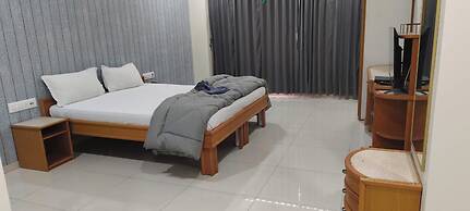 Royal Palace Hotel Surat Velanja