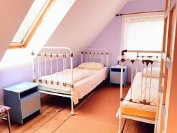 Large, Comfortable Holiday Home Near the Lake