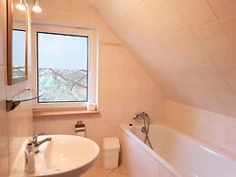 Large, Comfortable Holiday Home Near the Lake