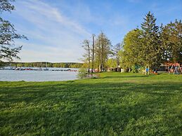 Large, Comfortable Holiday Home Near the Lake